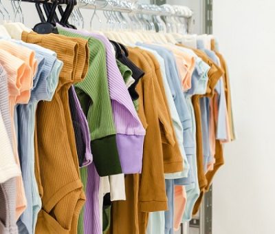 Quels vêtements enfant acheter pendant les soldes d'hiver ?